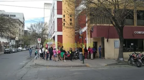 Una fila en la comisaría ubicada en calles Dean Funes y Güemes (Foto: FM Profesional)