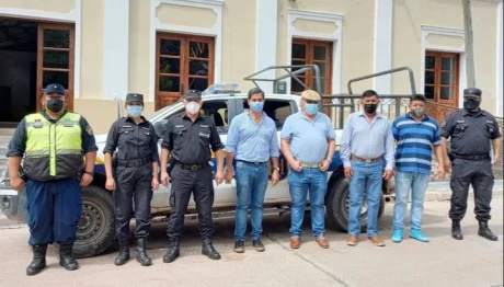 Autoridades presentes en la entrega de una camioneta.