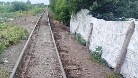 En esta zona se arrastró por más de 100 metros el tren descarrilado.