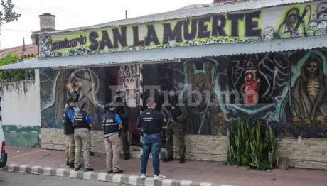 La tenebrosa fachada del Templo San la Muerte, en Villa San Antonio. PABLO YAPURA