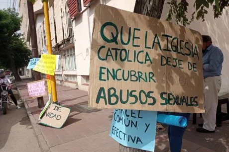 Manifestantes fuera de los tribunales en Orán. 