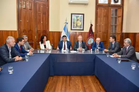 La Comisión de Justicia junto a la presidenta de la Corte. Foto: Prensa Senado