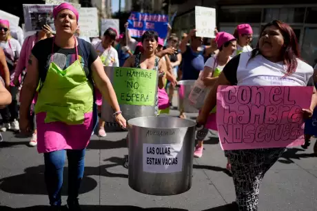 Mujeres que trabajan en comedores comunitarios protestan en Buenos Aires, el 5 de enero de 2024.NATACHA PISARENKO (AP)