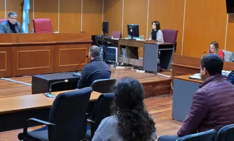  El juez Raúl Sángari lleva adelante las audiencias en el Salón de los Grandes Juicios. (F. Poder Judicial).