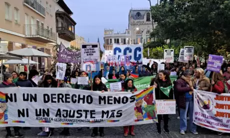 Las mujeres y disidencias marcharon este martes en Salta. Foto: NDS