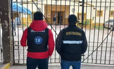 Investigadores del CIF frente al Servicio Penitenciario 1 de Jujuy. (Foto MPF)