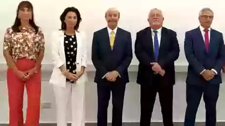 Sergio Fabián Vittar (der) junto a sus pares Teresa Ovejero (presidenta de la Corte), Ernesto Samsón y Guillermo Ovejero.