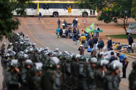 Bolsonaristas desalojan un campamento en Brasilia ante la presencia de la Policía, el 9 de enero de 2023.ERALDO PERES (AP)