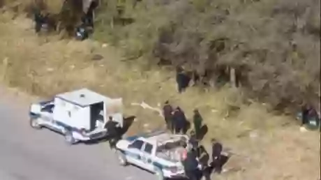 La policía y peritos trabajando en Tres Palmeras, en la zona oeste de la capital, cercana al río Arenales. Foto: Federico Medaa