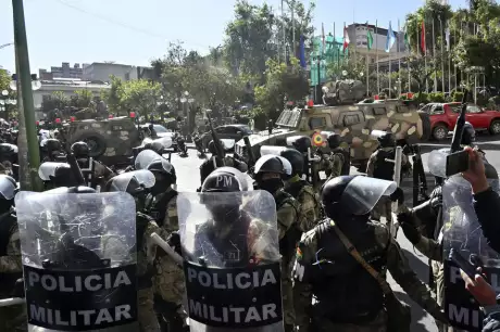 Militares se movilizan a Plaza Murillo durante el intento de golpe.. Imagen: AFP