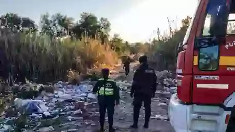 El basural en General Mosconi donde encontraron una camioneta quemada y restos humanos.