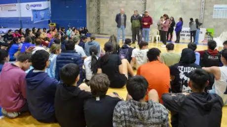  Hace días hubo una charla para jóvenes en el club Gimnasia y Tiro. (Foto Gobierno)