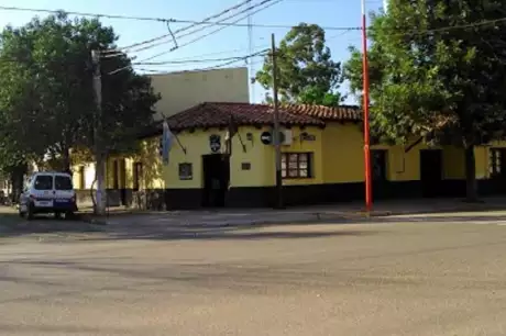 Comisaría de Joaquín V. González y Unidad Regional 5 en la esquina.