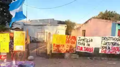 La vivienda que quiere desalojar la Justicia con carteles que expresan la indignación de los vecinos de Las Lajitas.