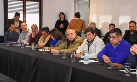  Los Senadores recibieron a los trabajadores.  Foto: Senado.