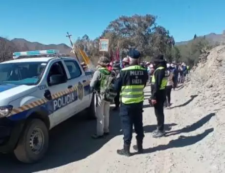  Efectivos acompañan, custodian y monitorean a los caminantes, en prevención.