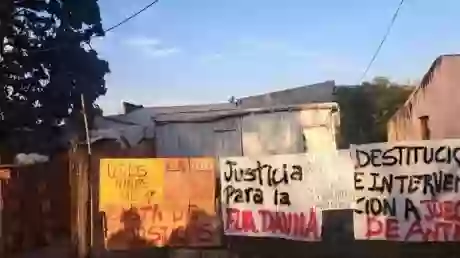 La vivienda de las Lajitas con una bandera y carteles que expresan el sentir de vecinos de esa localidad anteña.