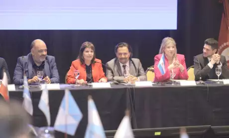  Min. Patricia Bullrich y gob. Gustavo Sáenz, presidieron el encuentro.