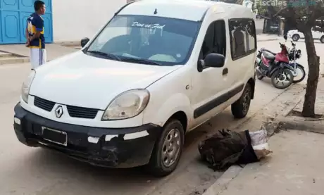  La Renault Kangoo detenida en Orán, junto a una de las mochilas. (GNA).