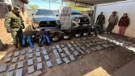 En Salta, efectivos de Gendarmería Nacional incautaron 110 kilos de cocaína ocultos en los neumáticos de dos camionetas (GNA)