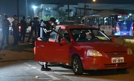  Los policías inspeccionan el vehículo en el que mataron a la funcionaria (MARCOS PIN / AFP)