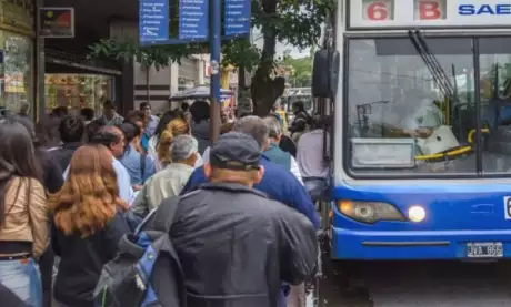  El boleto tendrá un aumento del 44% cuando la inflación fue del 17%. Foto: Google.