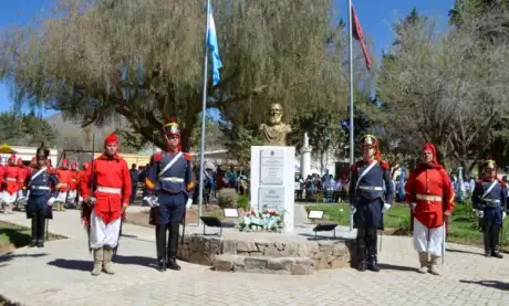  Miembros de Granaderos a Caballo en el homenaje en el pueblo de Cachi.