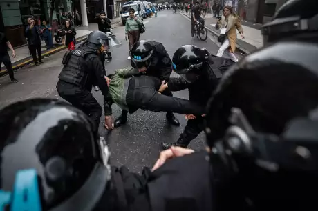 Reprimir, apresar e interrogar, la nueva doctrina Bullrich contra la protesta social.. Imagen: EFE