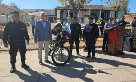  Domínguez junto al intendente en la entrega de la moto. Foto: Prensa Gobierno.