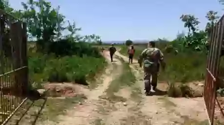 Una de las patrullas del Escuadrón 20 de Gendarmería, ayer, en el área ribereña de Algarrobito (General Mosconi).