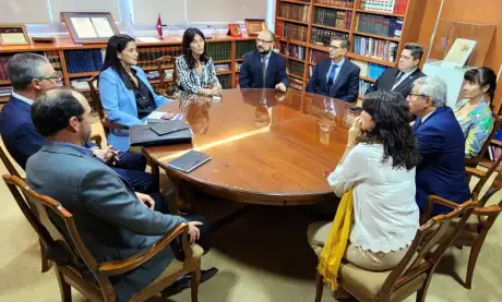  Teresa Ovejero con Julia Toyos, acompañadas por jueces y autoridades de la Caja.