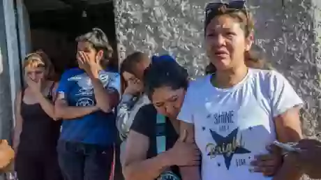 El dolor y la consternación de familiares, amigos y vecinos de dos mujeres asesinadas en Cafayate. Foto: Pablo Yapura