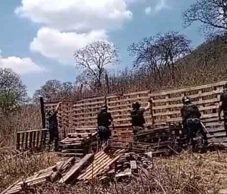  La policía levantó el cercado de vecinos. Foto RRSS.