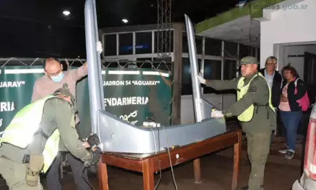  Personal de Gendarmería trabaja en el desmantelamiento del vehículo.