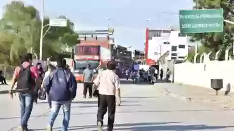 Por este puente cientos de ciudadanos bolivianos cruzan a votar en mesas de Salta.