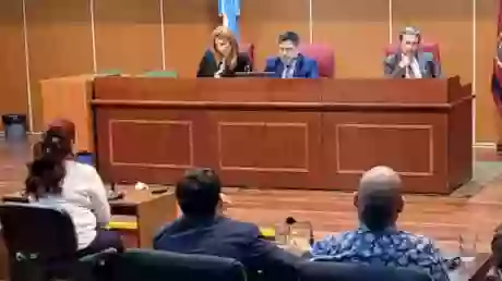 El tribunal colegiado de la Sala VI de frente a la testigo.