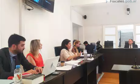  La fiscal Paula Gallo y la auxiliar Vanina Pedrana durante la audiencia del debate.