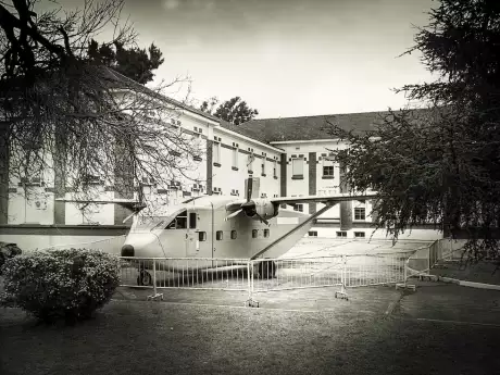 Un avión de los vuelos de la muerte en lo que fuera el centro de detención y tortura en la dictadura argentina, ahora Museo Sitio de la Memoria, en Bu