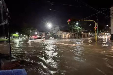 El centro de San Ramón de la Nueva Orán anegado el jueves por la noche. Imagen: Imagen gentileza Orán al Momento