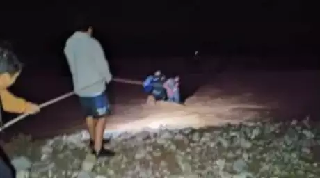  Personal policial efectuando un rescate en el Río Wierna durante el último fin de semana. Foto: Archivo.