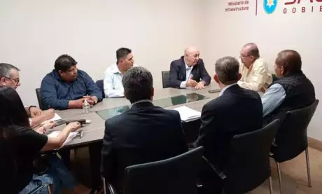  Reunión entre autoridades por el conflicto de Alto La Sierra. Foto: Prensa Gobierno