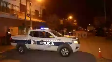 La Policía cerró el paso varios metros antes del ingreso a la Escuela de Suboficiales, en Villa María Ester. Foto: Pablo Yapura