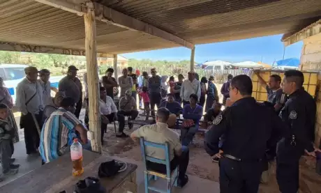  Reunión organizada por la Policía con referentes de las comunidades y de los criollos en Alto La Sierra. Foto: Gobierno de Salta