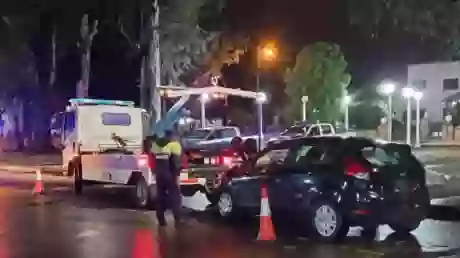 Un auto que es acarreado por la grúa de la Municipalidad de Salta.