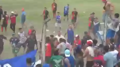 El momento en que hinchas de Pizarro ingresan al campo de juego. Captura de la transmisión de GOLD FM .