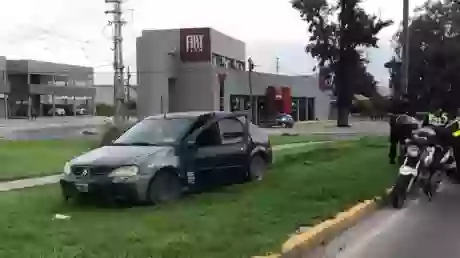 El auto quedó sobre la pequeña rotonda ubicada a la altura de Cofruthos. Foto Multivisión Federal.