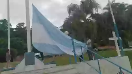 Ayer, después de mucho tiempo, la bandera argentina volvió a flamear en el Portal de la Patria de Aguas Blancas.