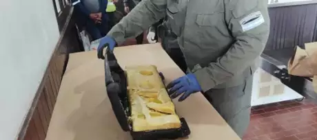 Efectivos de Gendarmería Nacional revisan en Salta, los más de 14 kilos de cocaína ocultos dentro del depósito del limpiaparabrisas de un camión (GNA)