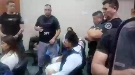 Los hermanos Bejarano luego de conocer la sentencia, rodeados de efectivos del Servicio Penitenciario Federal.