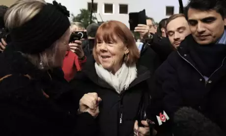  Gisèle Pelicot (c), acompañada por su abogado Stéphane Babonneau (d), abandona el Tribunal de Aviñón, el 16 de diciembre de 2024. (EFE/EPA/Guillaume